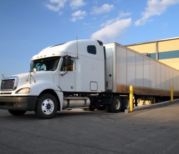 4 things you should know about tractor trailers to prevent a traffic accident